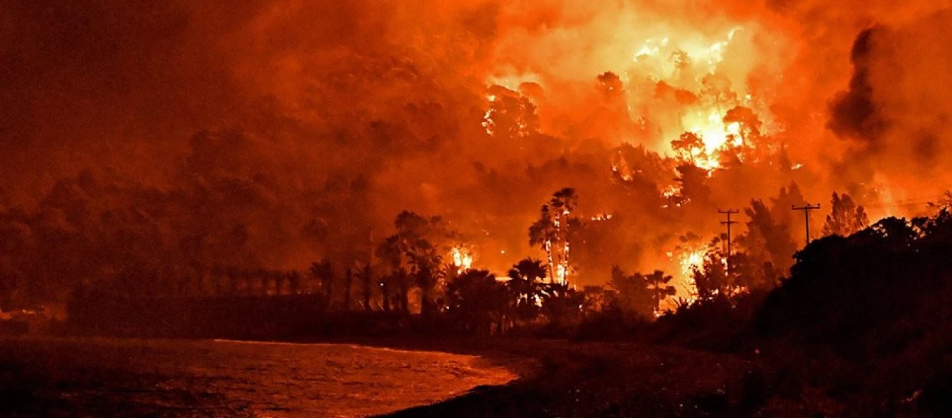 Πυρκαγιά Σχίνο Κορινθίας: Yπεράνθρωπες οι προσπάθειες των πυροσβεστών - Παίρνουν νερό από πισίνα σπιτιού (φωτο)